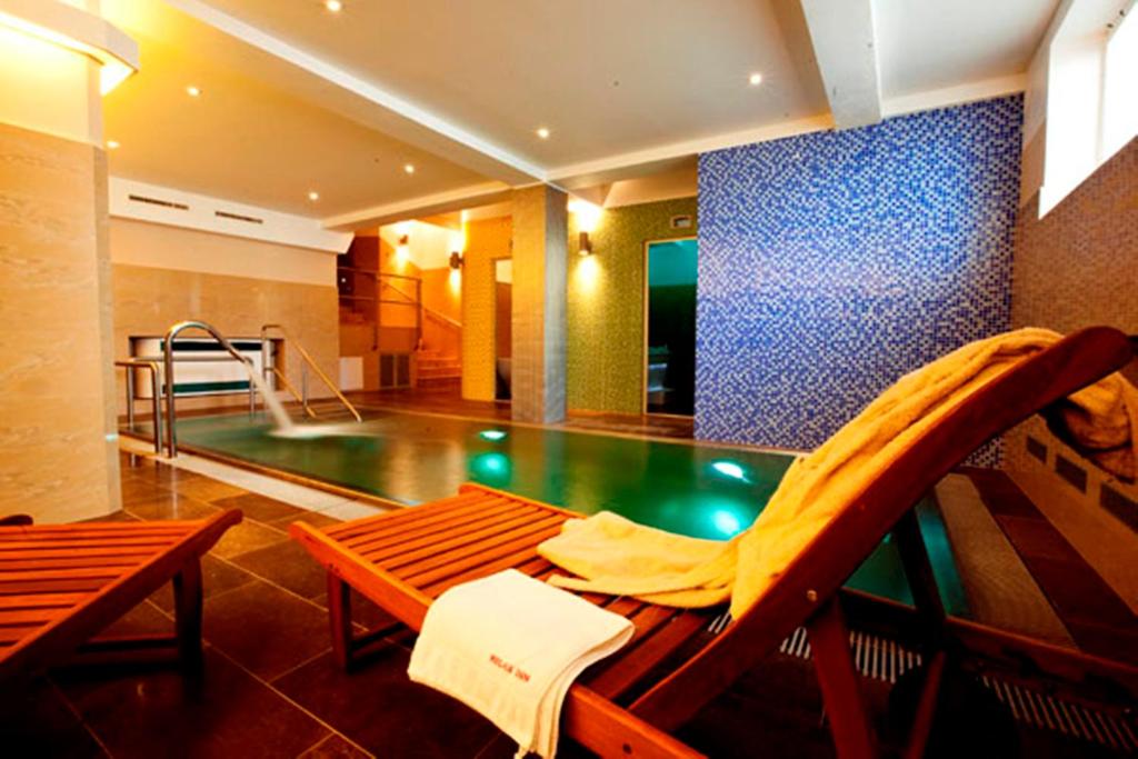 布拉格瑞兰克斯旅馆的一间带木凳和游泳池的房间