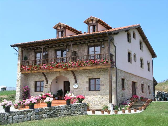 朗格勒Costa Trasmiera的前面有鲜花的大房子