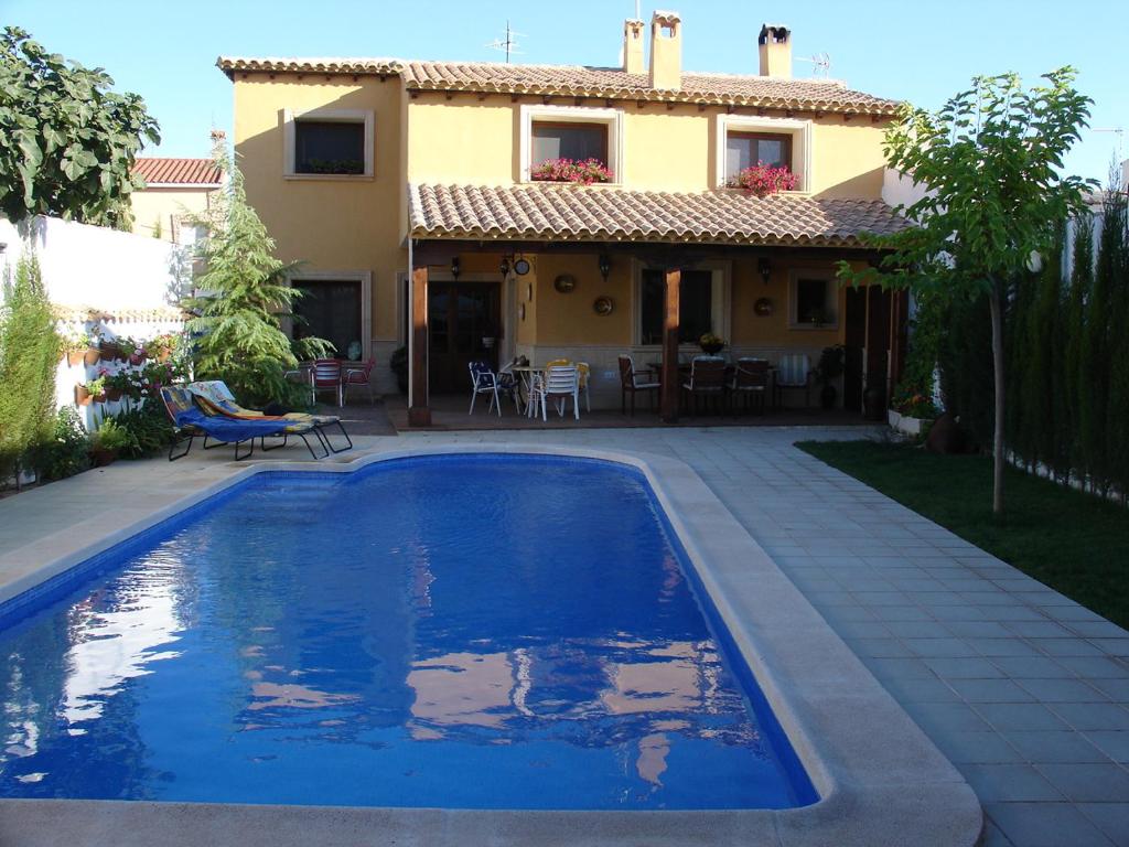 MotillejaParaíso Villa Parchís的房屋前有游泳池的房子