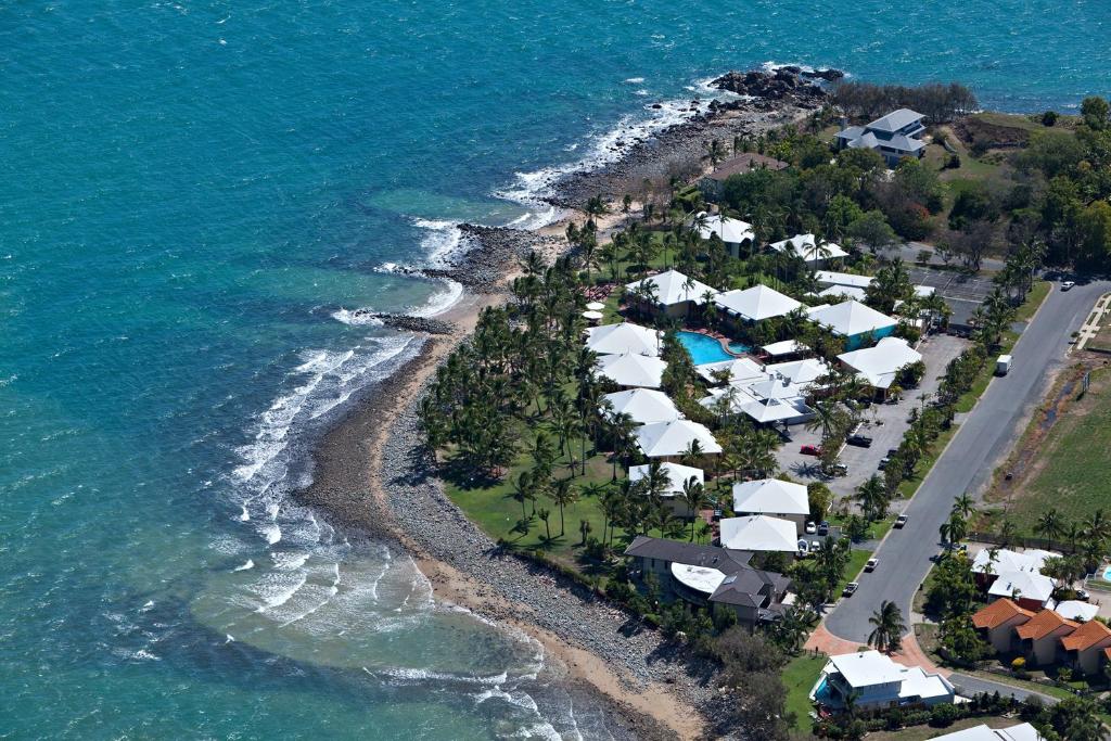麦凯The Resort at Dolphin Heads的海洋旁度假胜地的空中景致