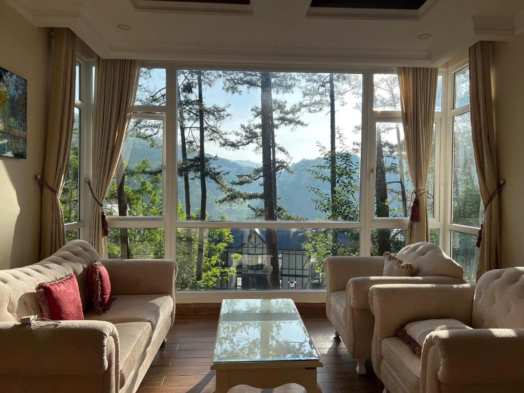 大叻Lan Anh Villas Resort的客厅设有美景大窗户