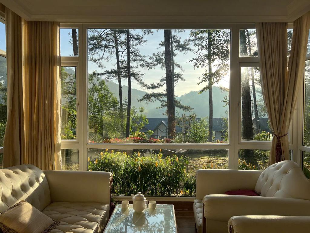 大叻Lan Anh Villas Resort的客厅设有美景大窗户