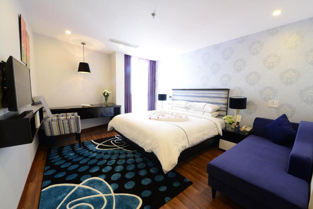 河内河内碧海Spa酒店的酒店客房,配有床和沙发