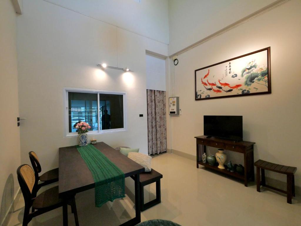 財家 Chai House NEAR Lee Garden,Private parking的电视和&#47;或娱乐中心