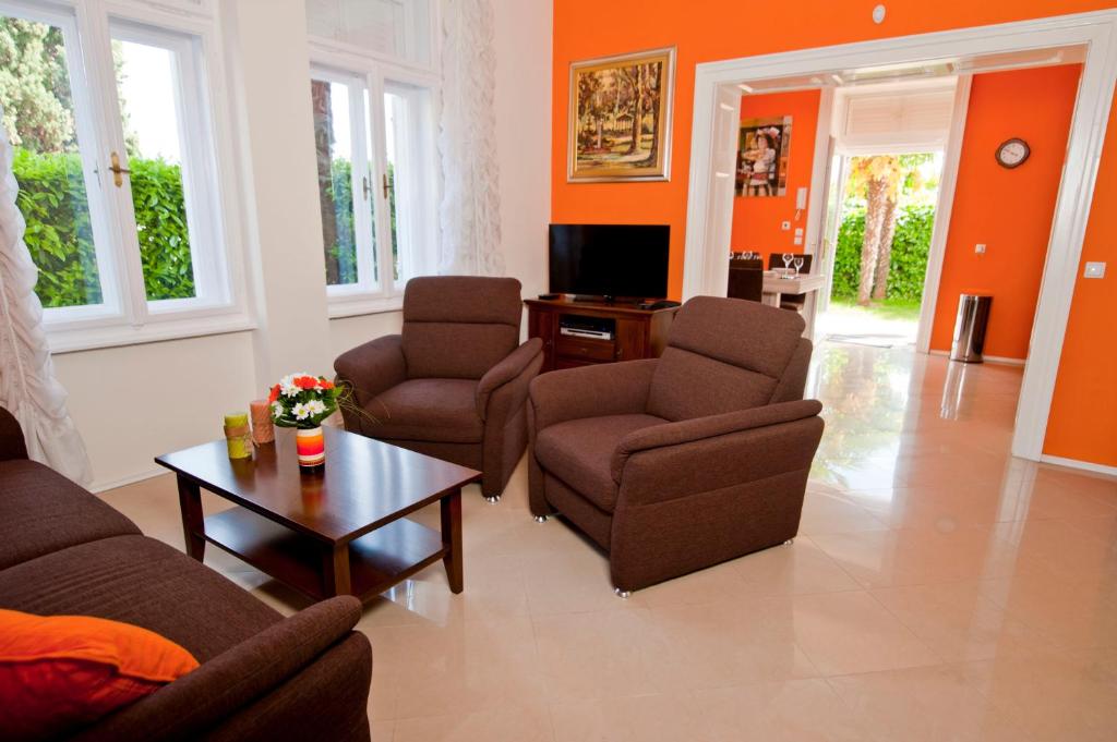 奥帕提亚Apartman Isadora的客厅配有沙发、椅子和桌子