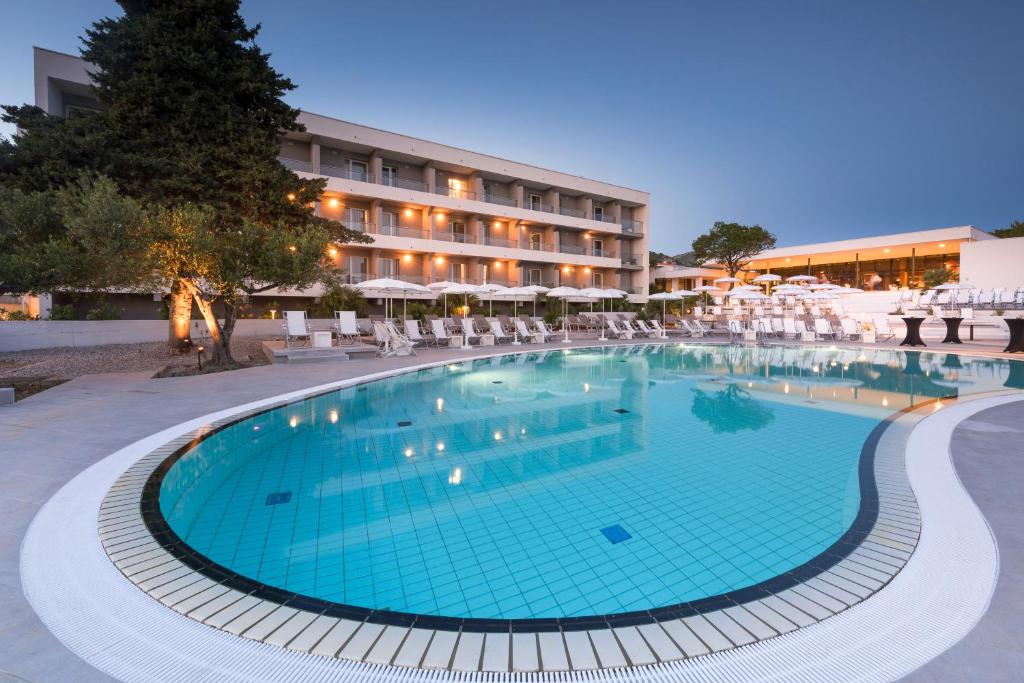 赫瓦尔赫瓦尔灯塔酒店的酒店前方的大型游泳池