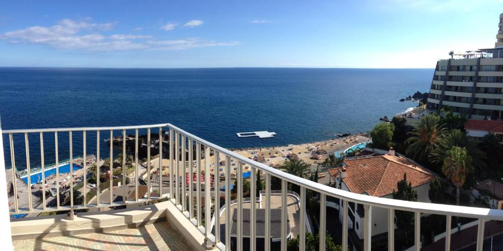 丰沙尔Apartamento do Mar的从大楼的阳台上可欣赏到海景