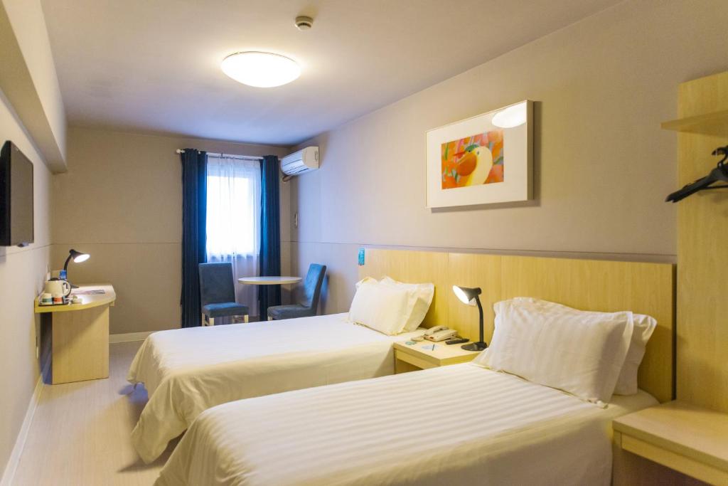 沈阳锦江之星沈阳中街店的酒店客房设有两张床和一张桌子。