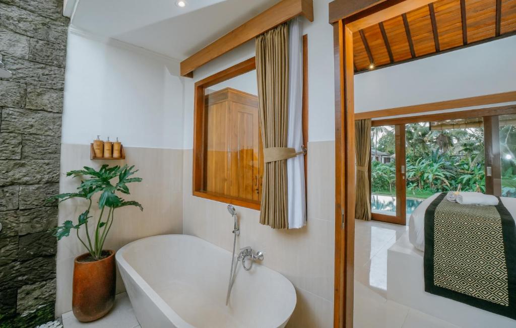 乌布Uma Jala Villa Ubud的带浴缸、马桶和水槽的浴室