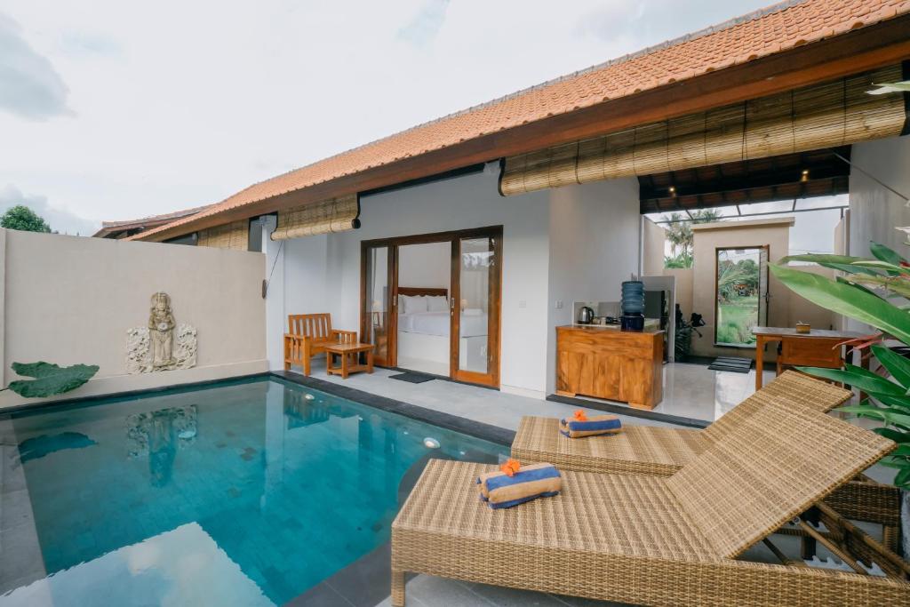 乌布Uma Jala Villa Ubud的带游泳池和房子的别墅