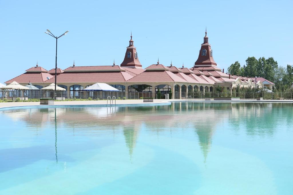 纳布兰EL Faro RESORT AND SPA HOTEL的大楼前的大水池