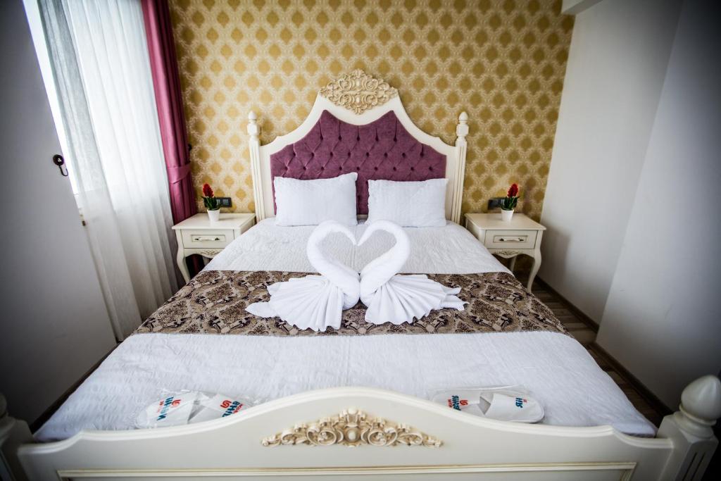 特拉布宗Air Suite Hotel的一间卧室配有一张床,拥有心灵装饰