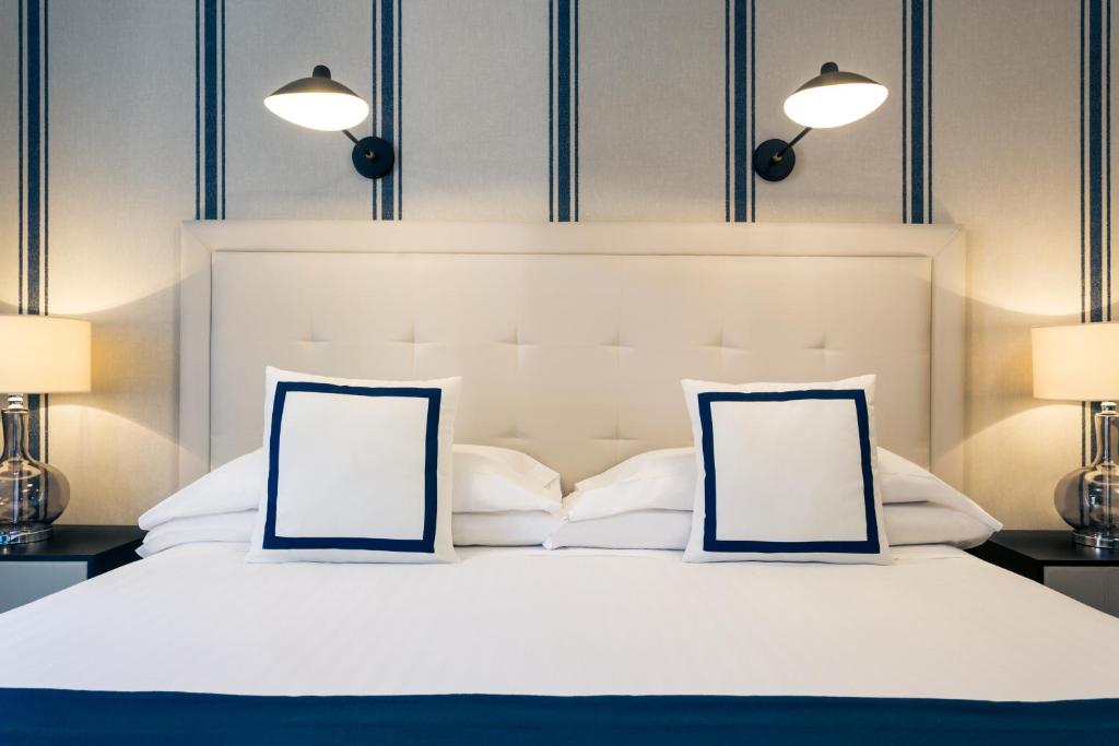 美居加迪纳斯德艾碧亚酒店客房内的一张或多张床位