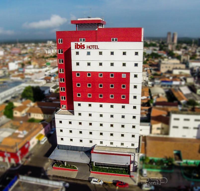 因佩拉特里斯ibis Imperatriz的一座高大的红色和白色建筑,与城市相连