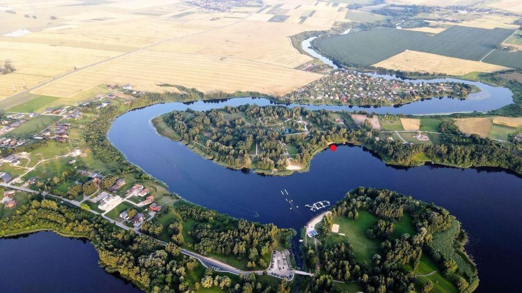 马里扬泊列Namelis po beržais的湖中一组岛屿的空中景观