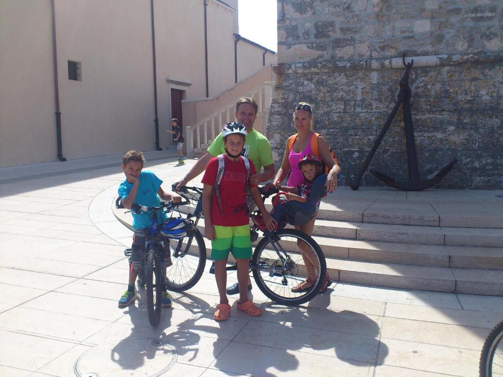 巴萨尼加Adriatic Houses Borse的一家用自行车拍照