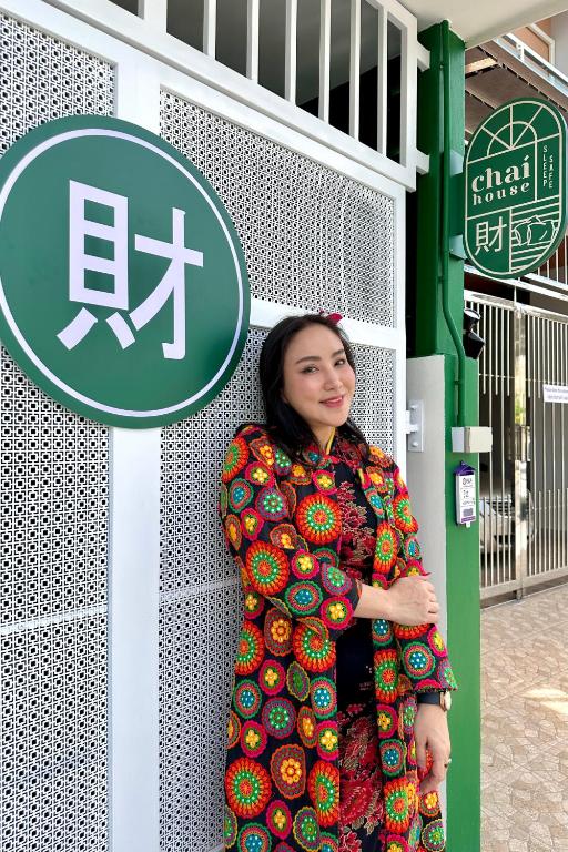 合艾財家 Chai House NEAR Lee Garden,Private parking的女人站在标志前