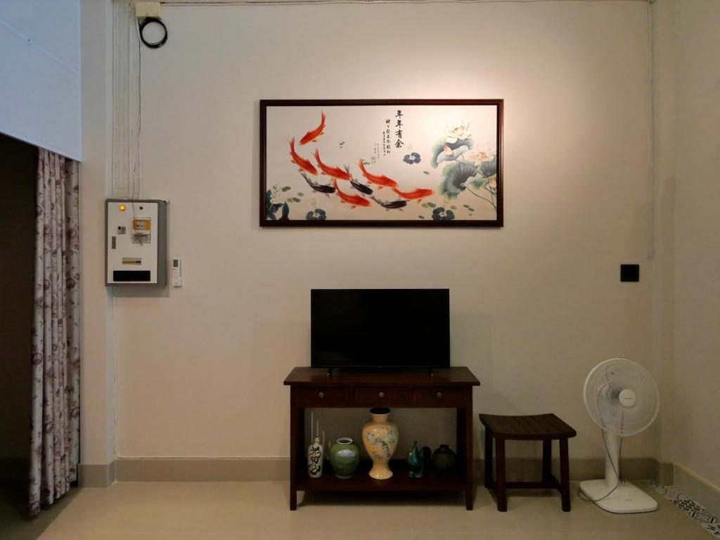 財家 Chai House NEAR Lee Garden,Private parking的电视和&#47;或娱乐中心