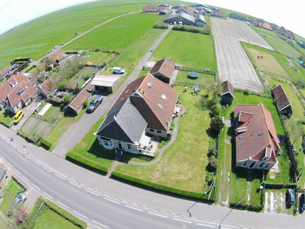 Baaiduinenvakantiehuis op terschelling的享有道路房屋的空中景致