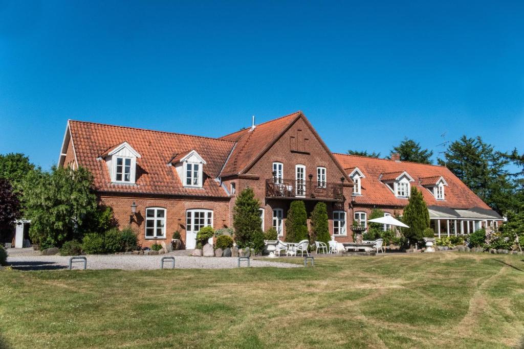 Stokkebro德特加穆勒梅耶利酒店的一座带庭院的大型红砖房子