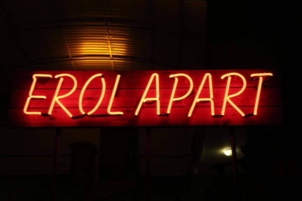 凯麦尔Erol Apart的一座建筑物上写着大象的红色 ⁇ 虹灯标志