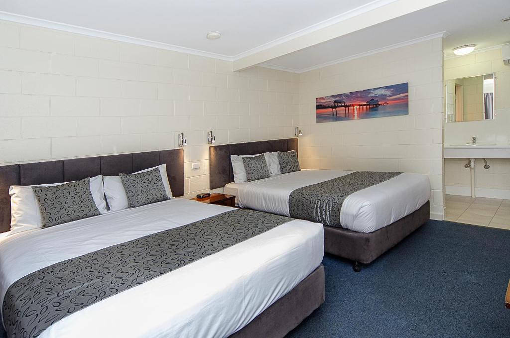 维克多港维克多港城市旅馆的酒店客房带两张床和一间浴室