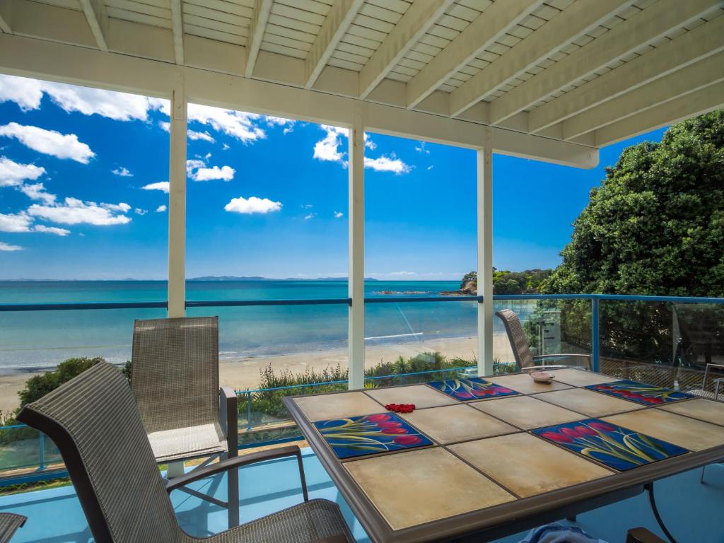 芒奥努伊港湾海滨公寓酒店的一间享有海滩美景的用餐室