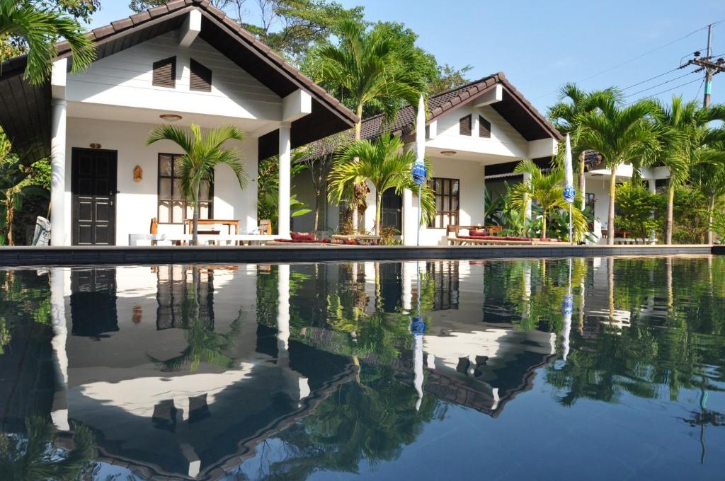 象岛普瑞威赛度假村 - 阁昌岛的一座房子前面设有游泳池