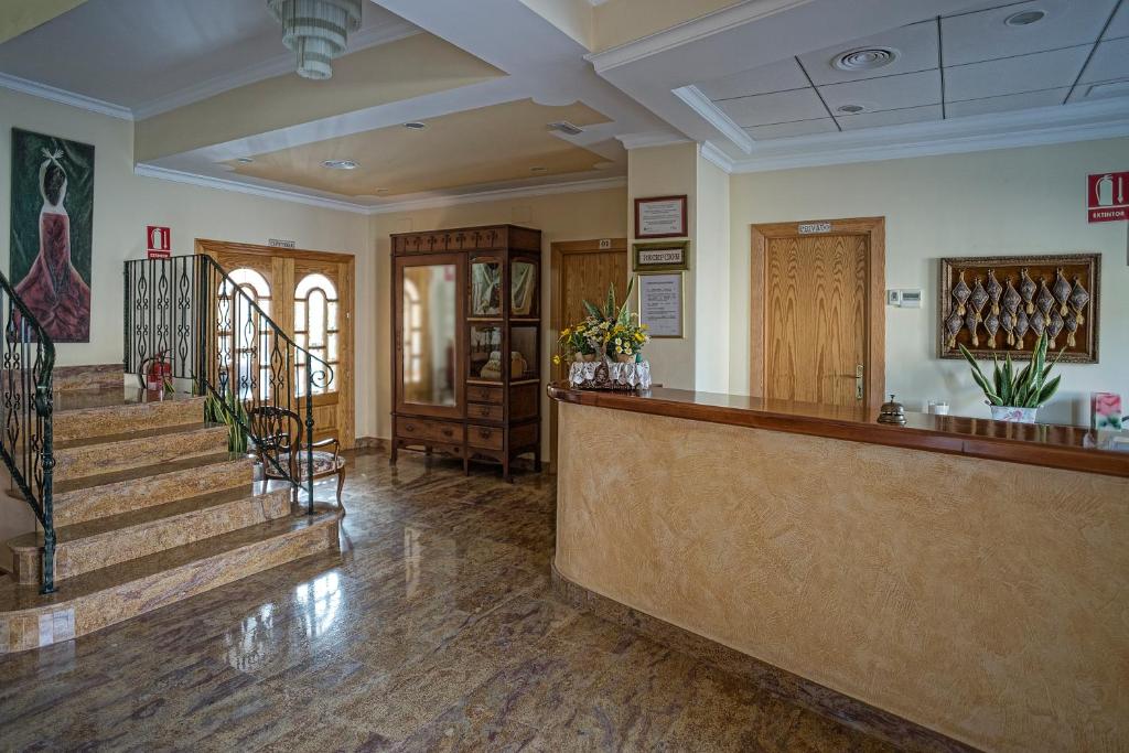 拉帕尔马拉波萨达酒店的大楼内带酒吧和楼梯的大堂