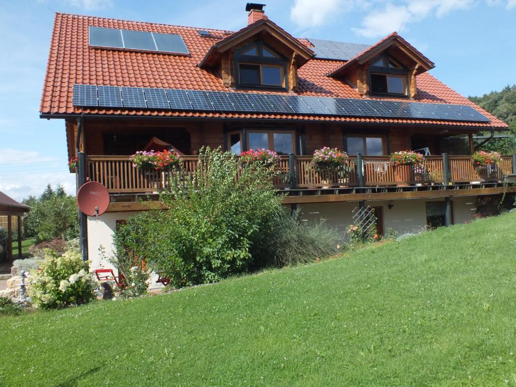 皮尔纳Holzhaus "Miri"的屋顶上设有太阳能电池板的房子