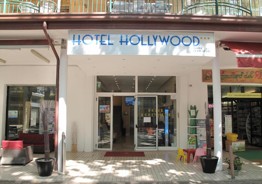 里米尼Hotel Hollywood的商店前方有读酒店好莱坞的标牌