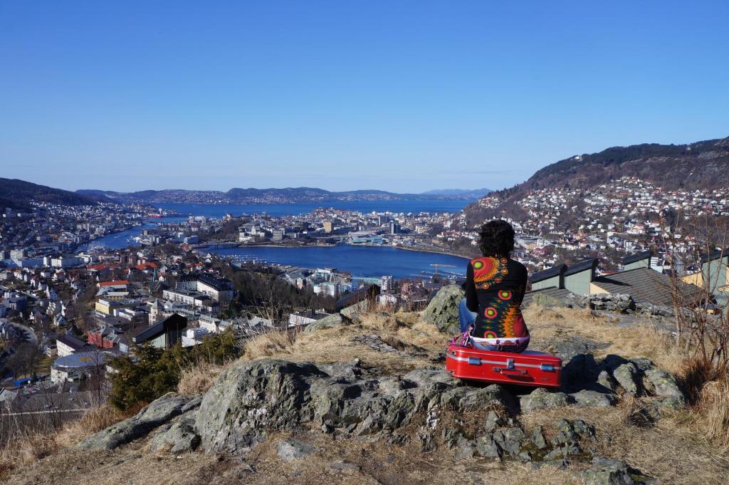 卑尔根卑尔根蒙大拿旅馆的坐在山顶上俯瞰城市的人