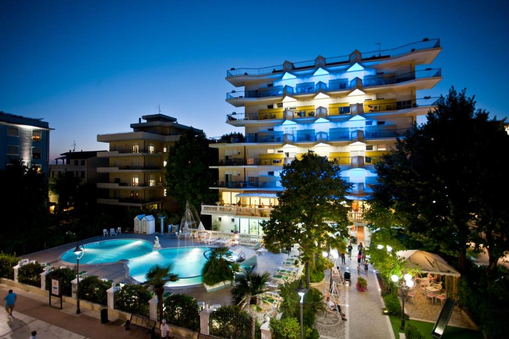 贝拉里亚-伊贾马里纳Hotel Miranda的大楼前设有游泳池的酒店