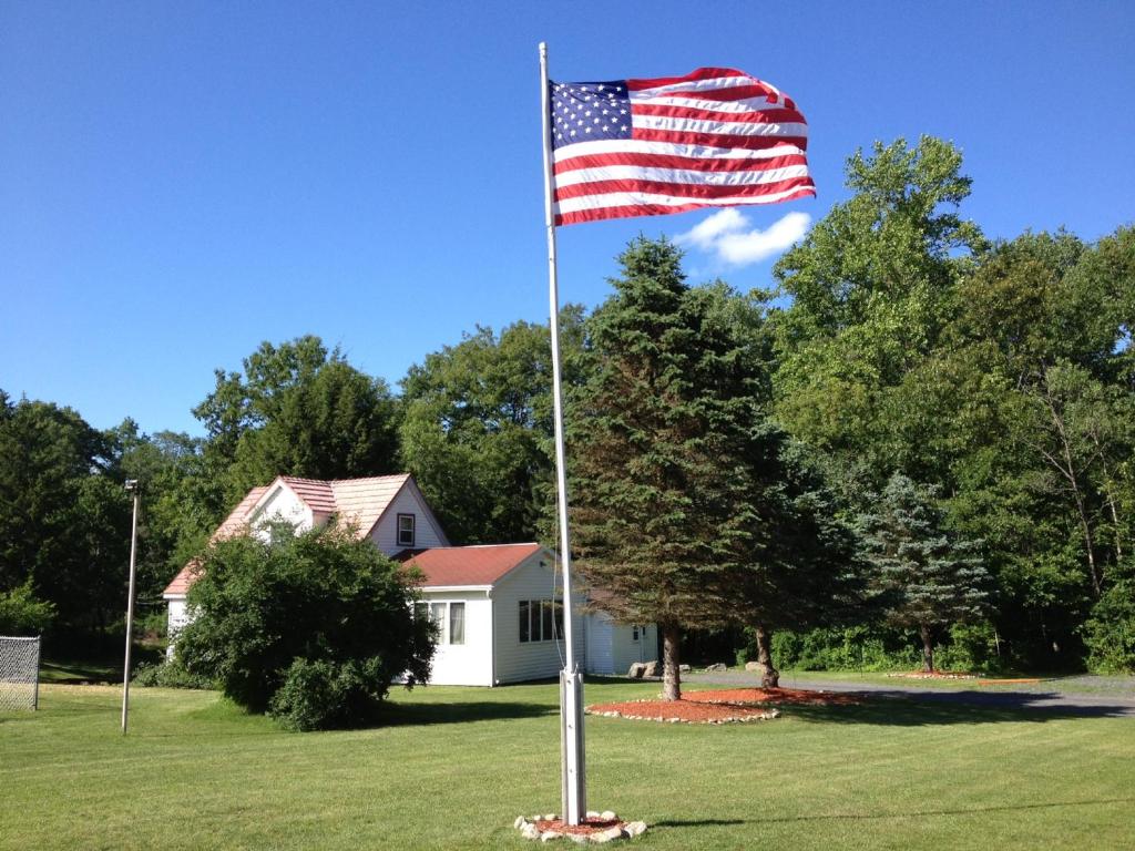 Coolbaugh回音谷度假村的房屋前极杆上的美国国旗