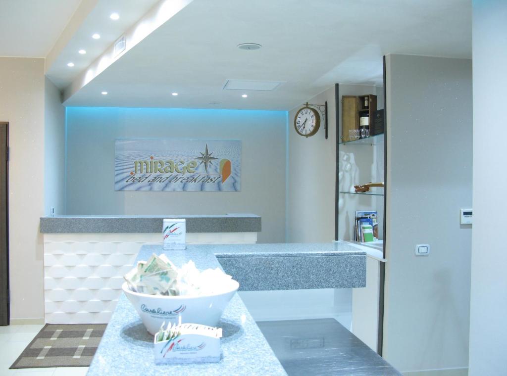 巴里海市蜃楼住宿加早餐旅馆的厨房配有柜台和蓝色的墙壁