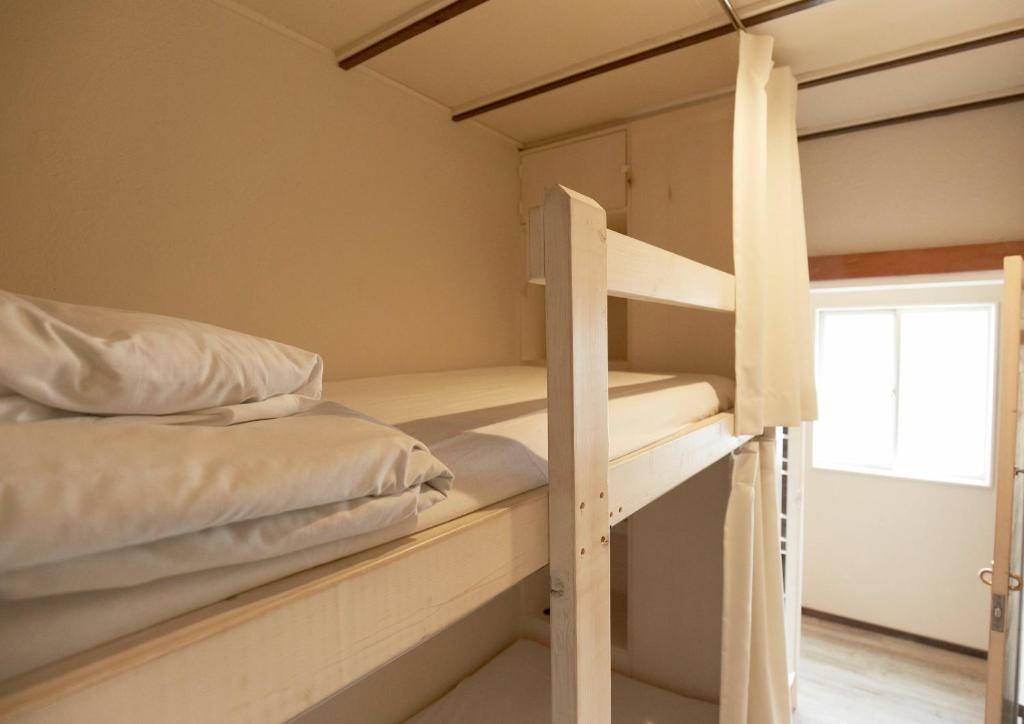 328号休闲旅舍客房内的一张或多张双层床