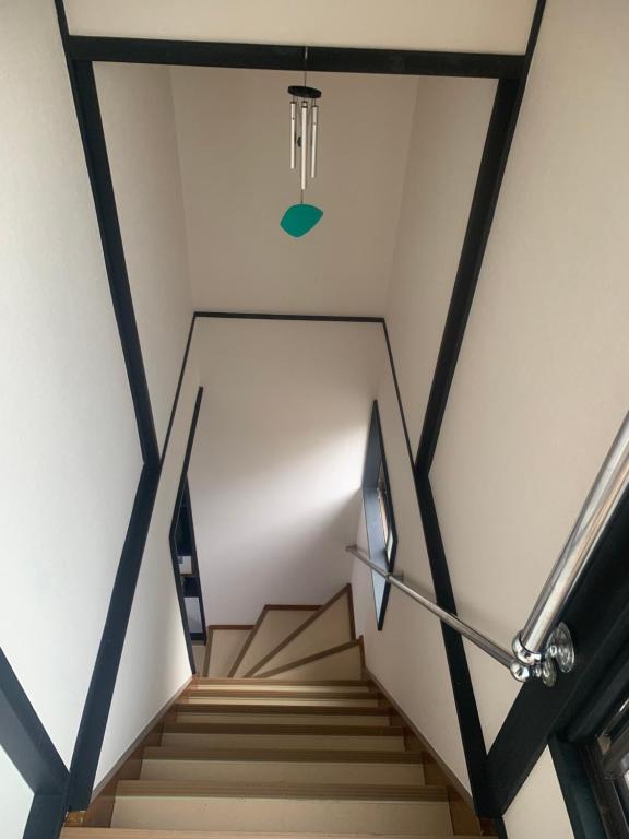 东京仁信小屋的吊灯的建筑物内的楼梯
