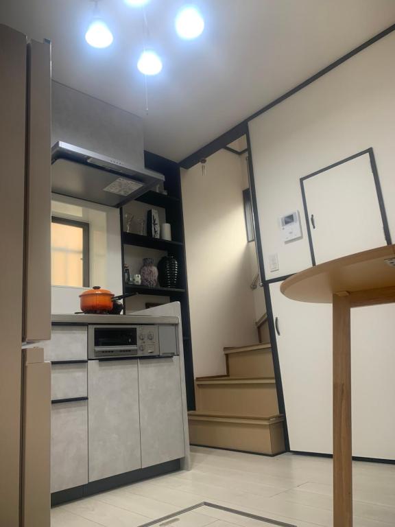 东京仁信小屋的配有炉灶和冰箱的厨房
