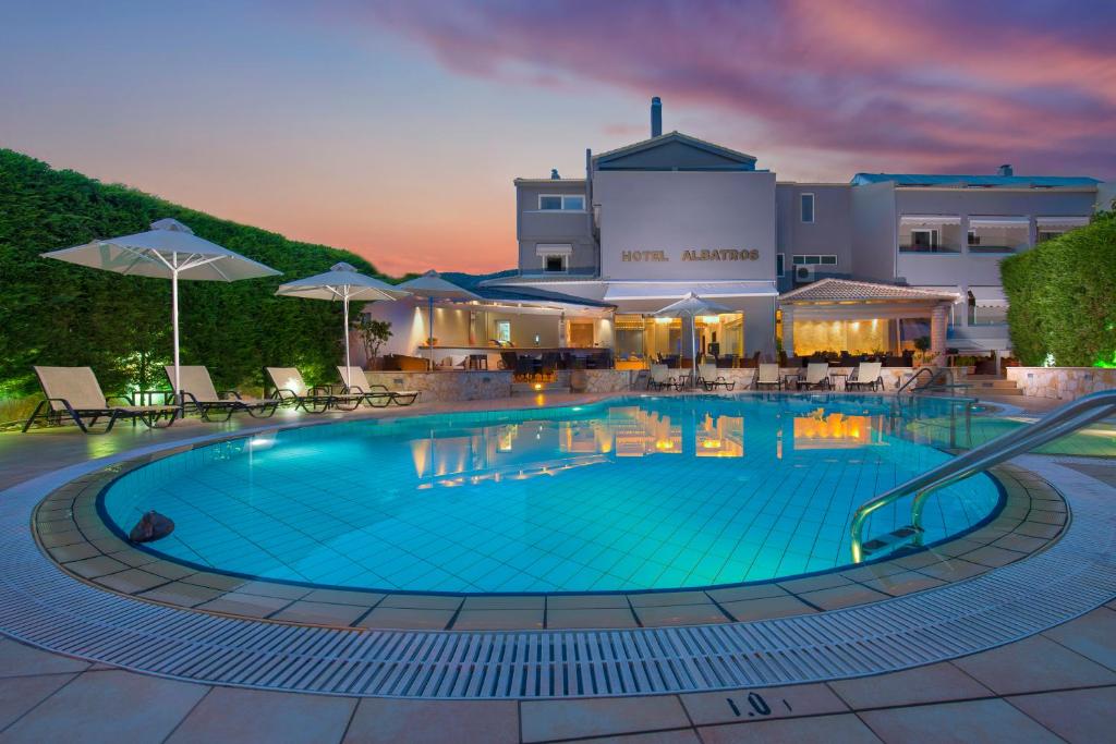 塞沃塔阿巴图斯酒店的酒店前方的大型游泳池
