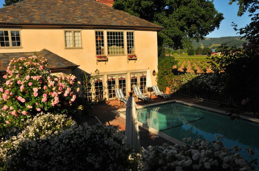 圣海伦娜葡萄园江山旅馆的庭院中带游泳池的房子