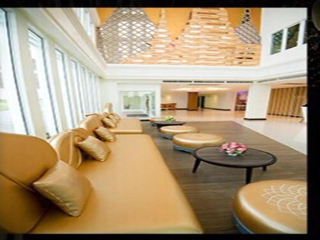 大城瓦萨纳设计酒店的大堂设有一排椅子和一张沙发