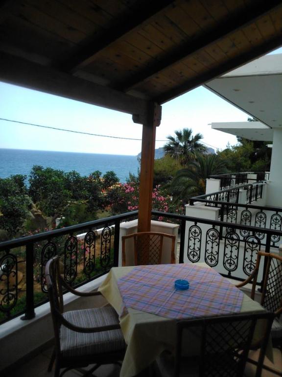莫奈姆瓦夏Maviria的海景阳台上的桌椅