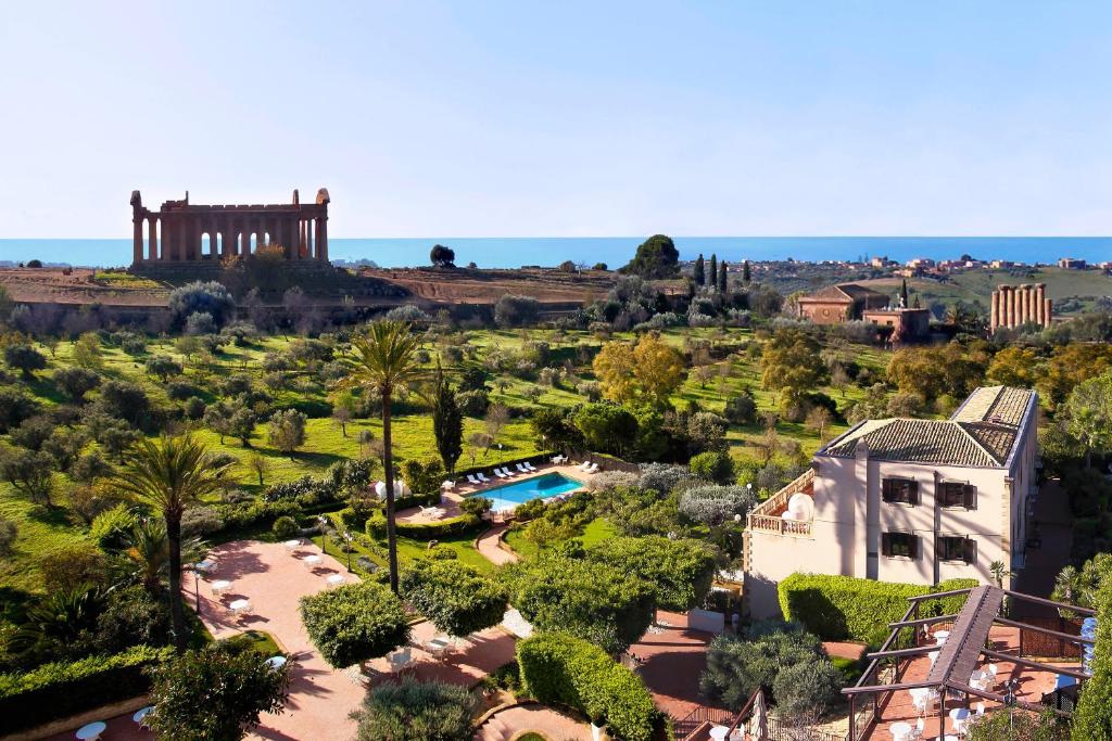 阿格里真托Villa Athena Resort的享有带游泳池和雅典卫城的度假村的空中景致