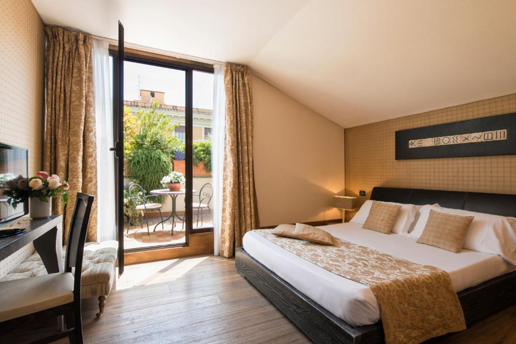 罗马亚特兰特花园酒店的酒店客房设有一张床和一个阳台。