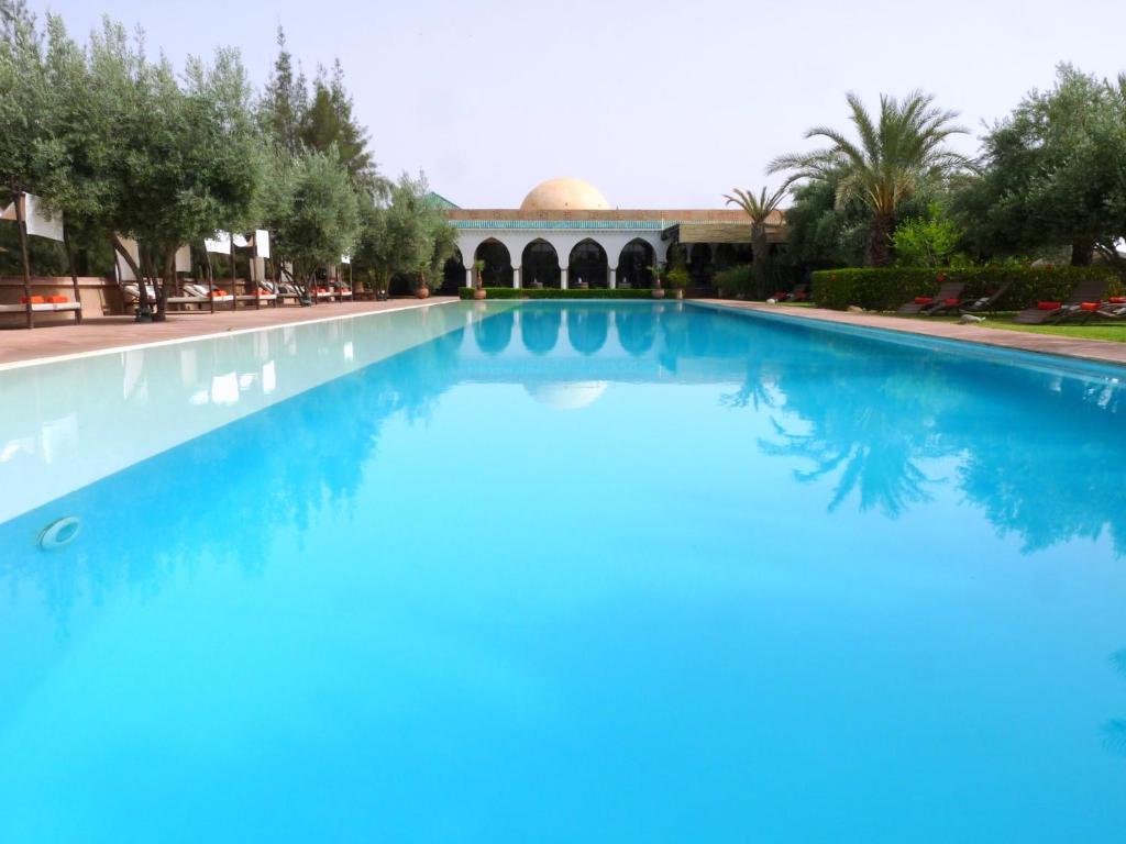 Douar Caïd Layadi曼希尔托图住宿加早餐旅馆的一座蓝色的大型游泳池,其建筑背景为: