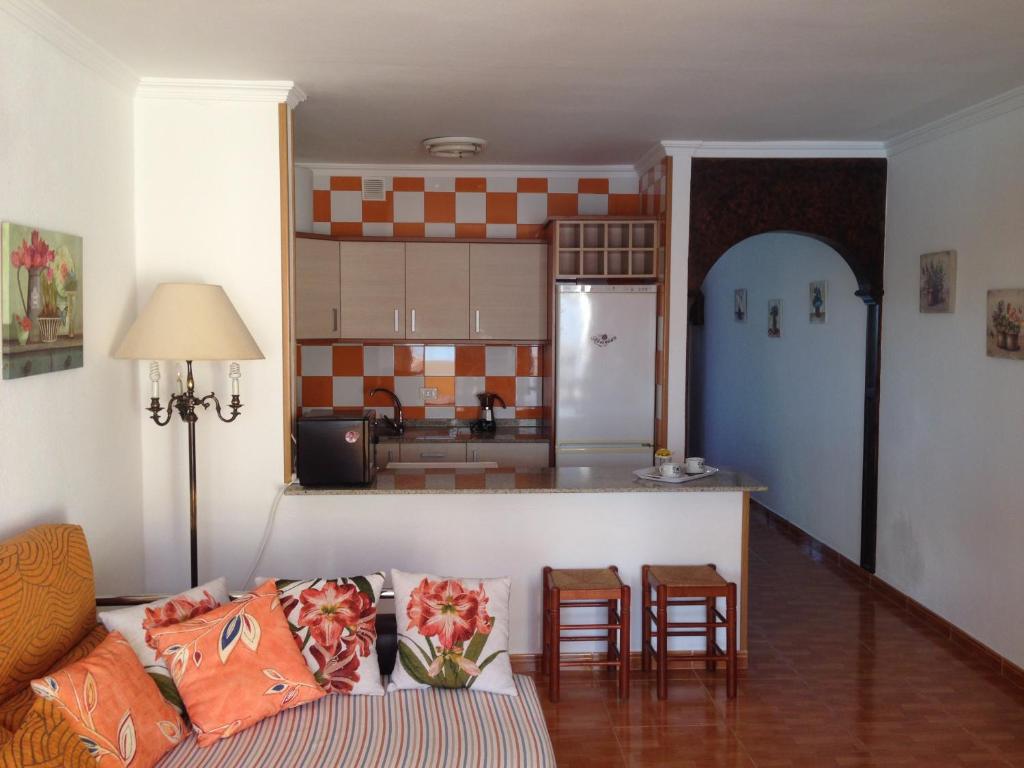 Apartamento Muelle de Corralejo 14的厨房或小厨房