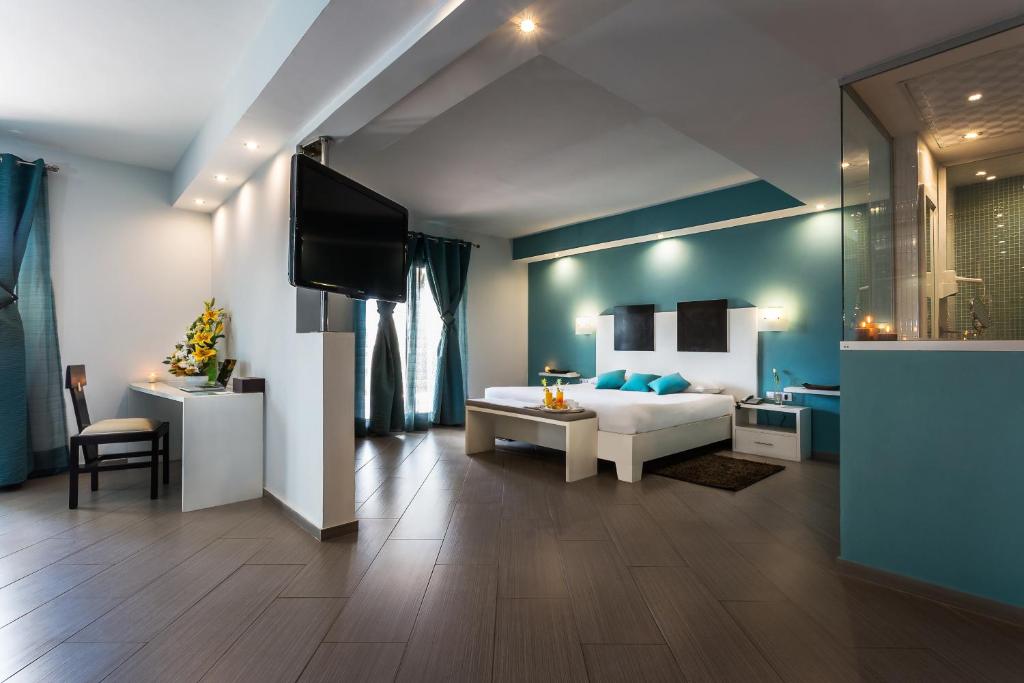 达喀尔罗马咖啡酒店的一间卧室配有一张床和一台电视