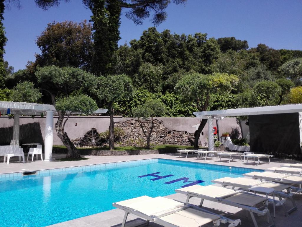 托雷德尔格雷科玛拉德酒店的一个带躺椅的游泳池,一个度假胜地