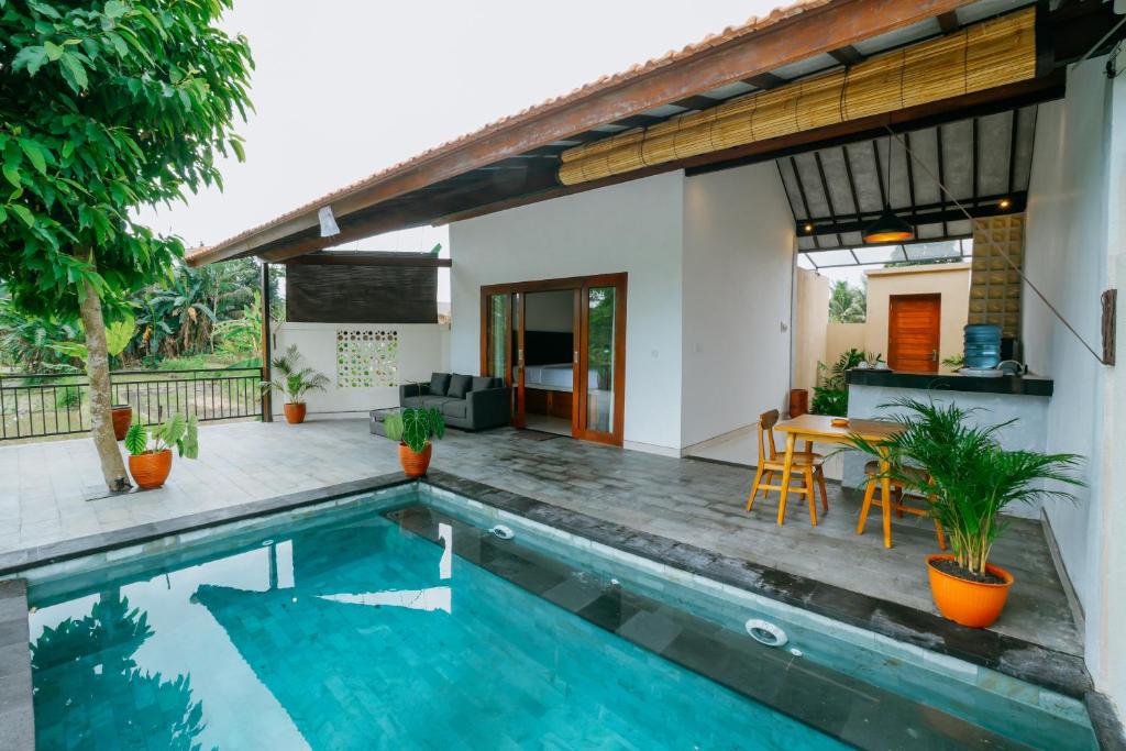 乌布Uma Jala Villa Ubud的带游泳池和房子的别墅