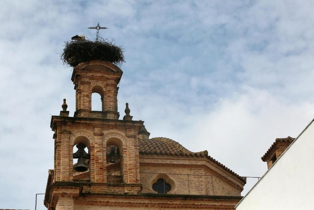 阿拉色那阿拉塞纳修道院Spa酒店的教堂尖顶上有一个十字架